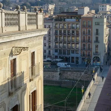 Apg Carrer Nou Atic Жирона